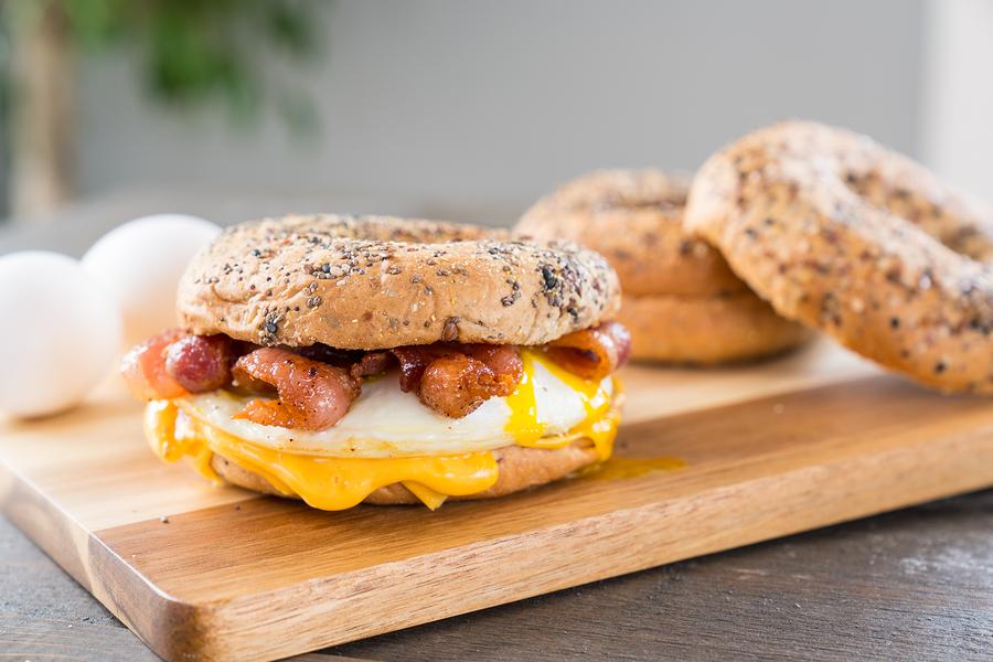 🍳 Egg, Bacon and Cheese Bagel 🥓 - HerbaChoices