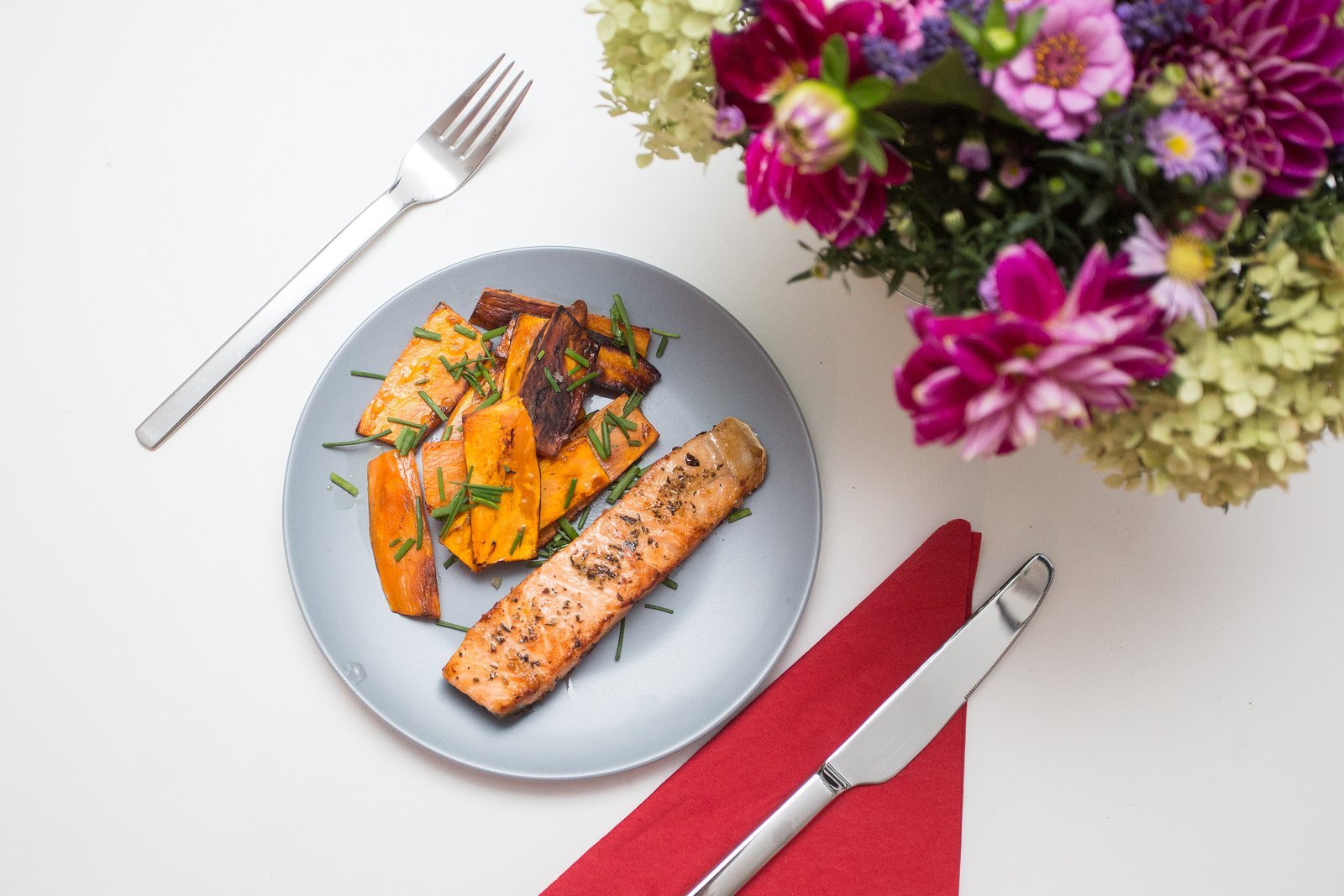 Pepper-Crusted Salmon with Sweet Potato Wedges  🐟 - HerbaChoices
